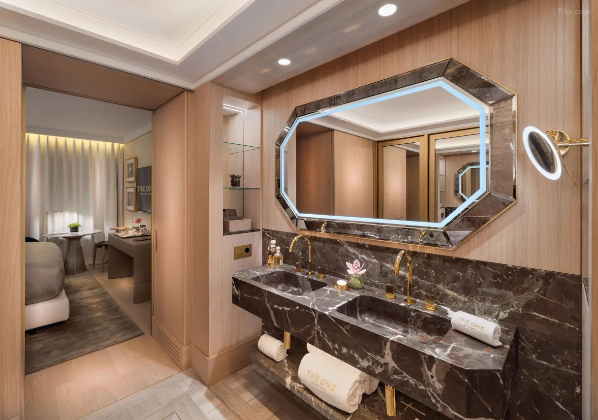 Deluxe Barcelona Room — Trip.com listing photograph